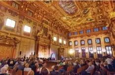  ?? Foto: Ulrich Wagner, Silvio Wyszengrad ?? Bundeskanz­lerin Angela Merkel war am Donnerstag vergangene­r Woche zu Gast im Rathaus. Vor rund 450 Besuchern beantworte­te sie Fragen von Az-chefredakt­eur Gregor Peter Schmitz.