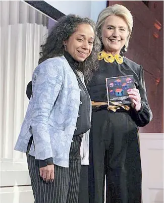  ?? F.EXTERNA ?? Julissa Reynoso junto a Hillary Clinton, a quien conoció cuando era senadora.