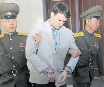  ?? AP ?? En el juicio. Otto Warmbier es llevado ante la Corte Suprema en Pyongyang el 16 de marzo pasado.