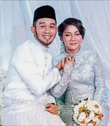  ??  ?? Immensely happy couple: Lovebirds Fizi and Shakilla were married by the actress’ father Khoriri Markon at the Chersonese Media Hall, Maju Junction Mall. By NUR ASYIKIN MAYUDIN asyikin@thestar.com.my