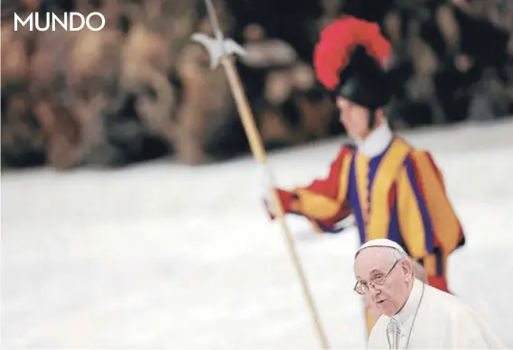  ??  ?? ► El Papa Francisco durante una reciente audiencia general en la Sala Paulo VI, en el Vaticano.