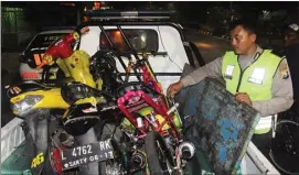  ??  ?? PROTOLAN: Polisi menyita sepeda motor yang menjadi gaco untuk balap liar di Kenjeran kemarin dini hari (9/6).