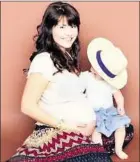  ??  ?? Mit diesem süßen Foto verkündete Lisa Wohlgemuth (24) ihre Schwangers­chaft. Töchterche­n Majlena (1) sitzt auf ihrem Schoß.
