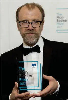  ??  ?? George Saunders vann det engelska Man Booker-priset med en roman som gastkraman­de utforskar döden, sorgen och livets djupare mening och möjlighete­r, enligt prisjuryn.