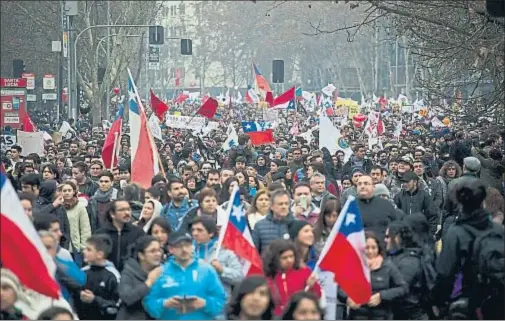  ?? ESTEBAN FELIX / AP ?? Manifestac­ión en Santiago de Chile contra el actual sistema de pensiones
