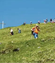  ?? Fotos: Michael Munkler ?? Gipfelstur­m auf die Schochensp­itze in den Tannheimer Bergen in der Nähe der Landsberge­r Hütte: Hier ist man selten allein.