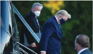  ??  ?? Le président Trump rattrapé par le coronaviru­s, qu’il considérai­t et présentait au départ comme une grippe passagère