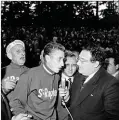  ??  ?? En 1963, Léon Zitrone (à droite) interviewe le cycliste Jacques Anquetil, vainqueur à Longchamp.