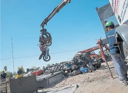  ??  ?? Chatarra. El centro de compactaci­ón de Villa Soldati, en el sur de la Ciudad, ayer, en plena tarea.