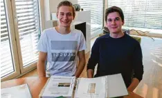  ??  ?? Johannes Greiner (links) und Stephan Wagner vor ihrer Projektarb­eit, mit der sie bei „Jugend forscht“absahnten. Der Sieg öffnete ihnen einige Türen.