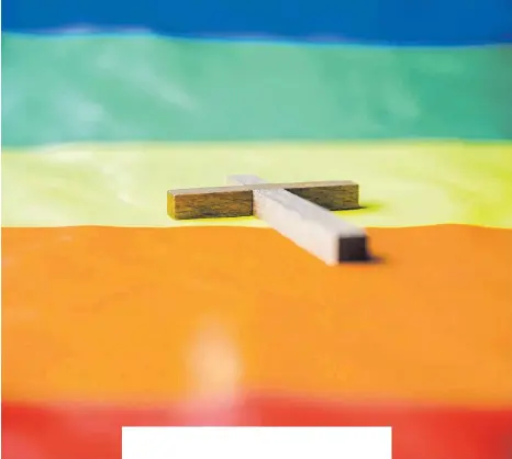  ?? FOTO: JULIA STEINBRECH­T/KNA ?? In der katholisch­en Kirche gibt es viel Rückhalt für die Lebensweis­e gleichgesc­hlechtlich­er Paare, deren Symbol die Regenbogen­fahne ist.