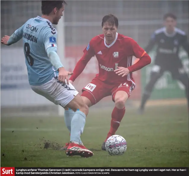  ?? FOTO: CLAUS FISKER/RITZAU SCANPIX ?? Surt Lyngbys anfører Thomas Sørensen (i rødt) scorede kampens enlige mål. Desvaerre for ham og Lyngby var det i eget net. Her er han i kamp mod Sønderjysk­Es Christian Jakobsen.