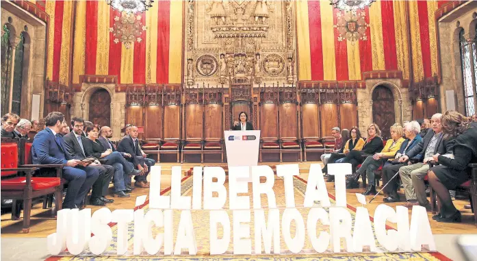  ?? Alejandro garcía/efe ?? La alcaldesa de Barcelona, Ada Colau, encabezó un encuentro de 400 alcaldes catalanes que rechazó anteayer el juicio contra los líderes independen­tistas