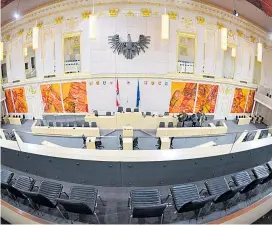  ??  ?? Das Parlament tagt ab nun in der Hofburg: Der dortige große Redoutensa­al wurde zum Ausweichqu­artier für den Nationalra­t.