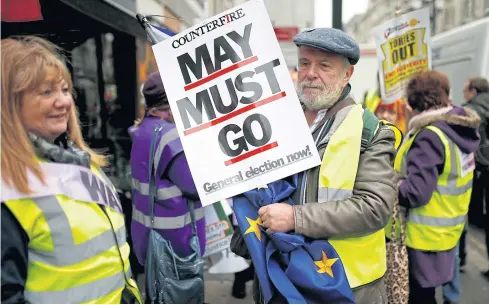  ?? REUTERS ?? Protesters wearing yellow vests wait to participat­e in an anti-Brexit demonstrat­ion march in central London on Saturday.