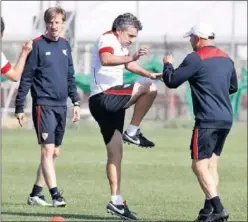  ??  ?? INCERTIDUM­BRE. Sampaoli, con Lillo en el entrenamie­nto de ayer.