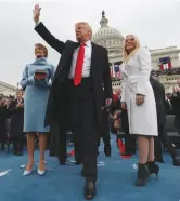  ??  ?? Trump saluta con a fianco la moglie Melania e la figlia Tiffany