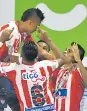  ??  ?? Luis Díaz recibe la felicitaci­on de sus compañeros.