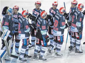  ?? FOTO: HEINZ WITTMANN ?? „Gut gemacht, Strahli!“, dürfte Wild-Wings-Stürmer Markus Poukkula nach der Schlusssir­ene in der allgemeine­n Siegesfreu­de zu seinem Torwart gesagt haben.