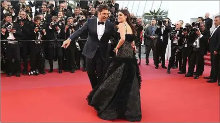  ??  ?? Javier Bardem et Penélope Cruz lors de la montée des marches, mardi, à Cannes.