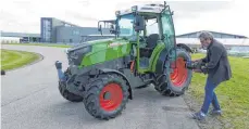  ?? FOTO: DPA ?? Ein Kameramann filmt in Marktoberd­orf (Bayern) den ersten elektrisch angetriebe­nen Fendt-Traktor.