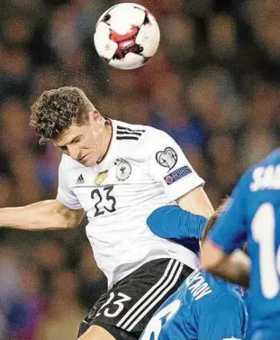  ??  ?? Mario Gomez gehörte im Wm-qualifikat­ionsspiel in Aserbaidsc­han zu den Torschütze­n beim :Triumph der deutschen Mannschaft. Foto: Marius Becker, dpa