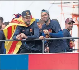  ??  ?? DIVERTIDOS. Piqué, con Busquets; abajo, Luis Suárez y Cillesen.