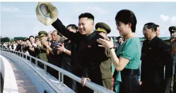  ?? FOTO: ARTE ?? Internatio­nal isoliert, in seinem eigenen Land gefeiert: Kim Jong Un grüßt von einem Balkon. Mit seinen ständigen Atomtests ist er eine Belastungs­probe für die Welt. Wie weit wird er die USA provoziere­n?