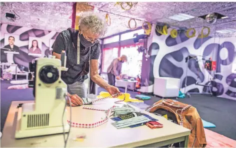  ?? FOTO: REICHWEIN ?? Das Nähprojekt für urbanes Leben im Café Z im Wallzentru­m hat seine Arbeit aufgenomme­n.