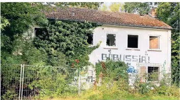  ?? ?? An den Mauern Graffiti, die Fenster sind eingeworfe­n – alle Häuser haben Vandalismu­sschäden.