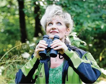  ??  ?? Thüringens Landwirtsc­haftsminis­terin Birgit Keller (Linke) überzeugt sich gern selbst vom Zustand des Waldes. Unser Bild zeigt sie bei einem Termin im Erfurter Steigerwal­d. Foto: Martin Schutt