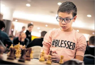  ?? ?? Faustino Oro mira el tablero antes de realizar un movimiento durante un torneo de ajedrez.
