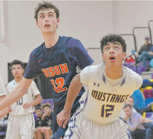  ?? WORSOM ROBINSON/FOR THE SUN-TIMES ?? Buffalo Grove’s Kam Craft (left) battles Rolling Meadows’ Max Christie on Friday in a Mid-Suburban League game.