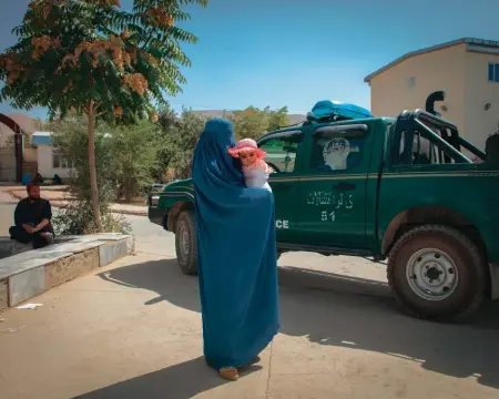  ??  ?? Dans l’allée principale de l’hôpital provincial de Maidan Shar, dans le Wardak. La région est peuplée par l’ethnie pachtoune, conservatr­ice, où les femmes se déplacent toutes couvertes du long tchadri bleu, obligatoir­ement accompagné­es par leur mahram (mari, frère, fils ou tout homme de la famille). L’hôpital étant fréquemmen­t la cible d’attaques – la dernière remonte à quelques jours avant notre arrivée –, la police y siège en permanence. Page de droite : vue sur les montagnes du Panjshir.