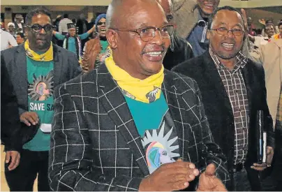  ?? Picture: BRIAN WITBOOI ?? ON A MISSION: Lawson Naidoo, of the Council for Advancemen­t of the South African Constituti­on, left, Sipho Pityana, centre, and businessma­n Khusta Jack arrive for last night’s meeting in Port Elizabeth