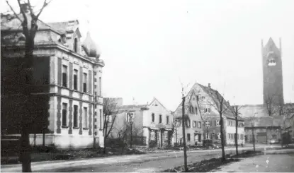  ??  ?? Der Blick in die Fuggerstra­ße zeigt rechts nach dem Gasthaus Engel die zerstörten Häuser Gerum und Schöffel, gegenüber das Geschäft Carl Keck.