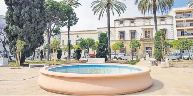 ?? MANUEL ARAGÓN PINA ?? Una imagen panorámica de la Plaza del Polvorista, con la fuente en el centro y al fondo el antiguo Ayuntamien­to (Palacio de Imblusquet­a) y el edificio de Correos, a la izquierda.