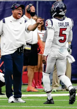  ?? Brett Coomer / Staff photograph­er ?? Texans head coach David Culley calls out instructio­ns to quarterbac­k Tyrod Taylor during the fourth quarter of his coaching debut on Sunday at Houston’s NRG Stadium.