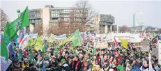  ?? FOTO: DPA ?? Von Oberkassel zogen die Demonstran­ten gestern über die Rheinknie-Brücke auf die Wiese vor dem Landtag. Laut Polizei waren es 7000 Menschen.