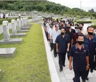  ?? CHA SONG HO/AP ?? NUANSA PATRIOTIK: Warga Korut mengunjung­i taman makam Martir Pembebasan Negeri di Pyongyang kemarin.