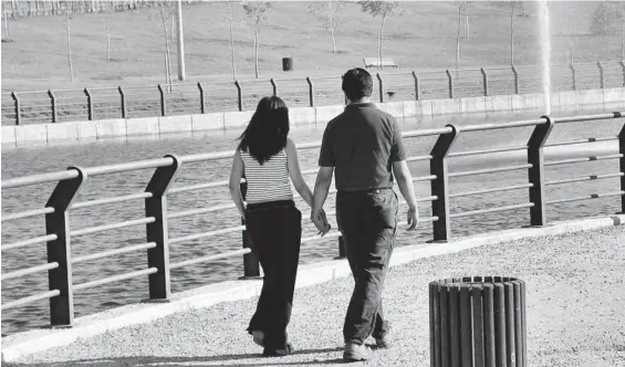  ?? EL PERIÓDICO ?? Una pareja pasea por el parque del Rodeo de Cáceres.