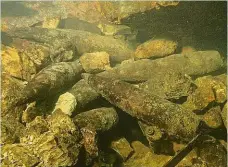  ??  ?? Ve vodě V bosenských řekách jsou tuny nevybuchlý­ch pum, min splavených z okolí i bomb kdysi nastražený­ch u pilířů mostů. 4x foto: Radek Prygl