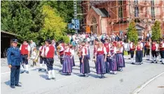  ??  ?? Nach dem Gottesdien­st formierte sich der Festzug, angeführt von der Musikkapel­le.