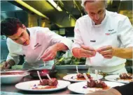  ??  ?? En Top chef(2013), con Jesús Almagro: “Allí aprendí que la cocina, más que un trabajo, es una forma de vida”.