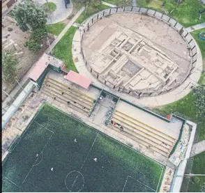  ?? RODRIGO ABD PHOTOS/THE ASSOCIATED PRESS ?? A rented field sits next to the pre-Columbian archeologi­cal site of La Luz. To many Peruvians, the ruins are part of their identity, woven into the fabric of their lives.