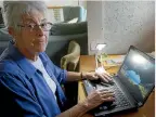  ?? WARWICK SMITH / STUFF ?? Margaret Taylor is warning seniors of the tell-tale signs of a scam.