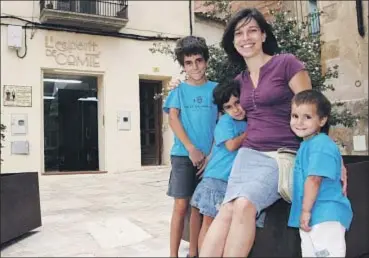  ?? VICENÇ LLURBA ?? Tienda y casa. Carme y sus tres hijos, Hannibal, Aitana y Bertran (de ocho, cinco y tres años) viven en el piso que hay encima la tienda de aguardient­es. El Ayuntamien­to le ha proporcion­ado un alquiler asequible y ella, que tenía una tienda cuando...