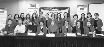  ??  ?? Aminah (seated, fourth right) flanked by charity ball organising chairperso­n Sitti Damsal (left) and Swepa immediate past president Wynnie Jong after yesterday’s press conference announcing this year’s installati­on and charity ball.