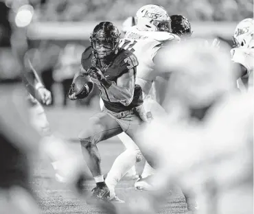  ?? [PHOTO BY NATE BILLINGS, THE OKLAHOMAN] ?? Chuba Hubbard has rushed for 264 yards with two touchdowns on 35 carries this season for Oklahoma State.