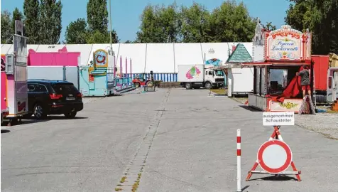  ?? Foto: Anja Fischer ?? Noch dürfen nur Aussteller auf den Platz, um das Volksfest aufzubauen, aber nächstes Wochenende wird es hier hoffentlic­h wieder voller Besucher sein.